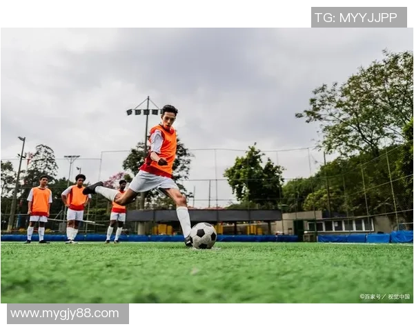 世界球星踢足球的起步年龄与训练路径