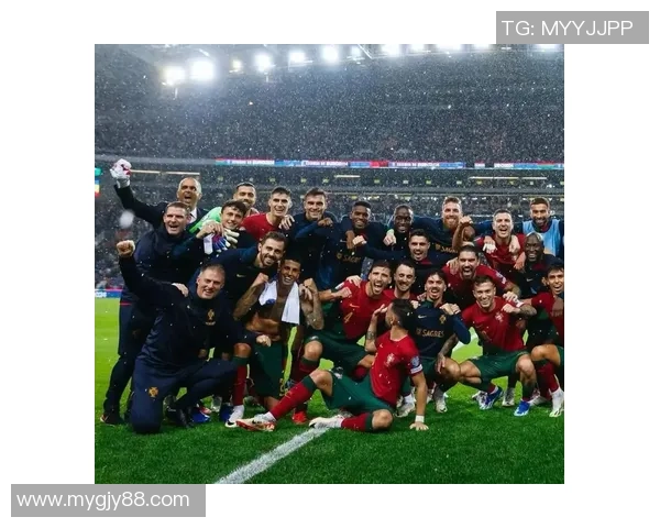 帅气球星闪耀足球发布会 引爆全场热烈关注与讨论